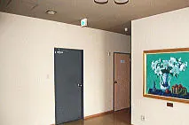 絵画が展示された館内の通路